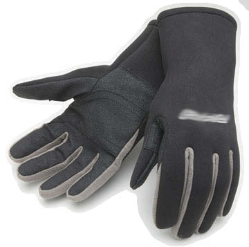 05_04_008-Gloves worn by females in Ihram.png