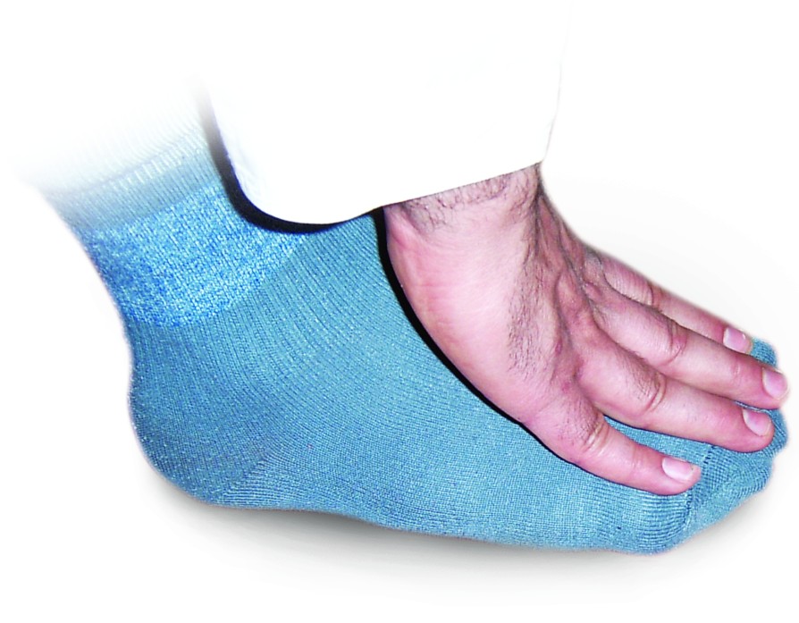 L’essuyage sur les chaussons, les chaussettes, les éclisse, pansements et similaires